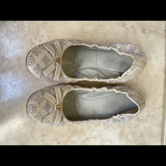 Louis Vuitton Ivory Flats - Picture 1 of 3